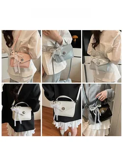 Détails de mini sacs en cuir ciré avec fermoir métallique et nœuds en dentelle