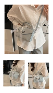 Détail du petit sac bleu clair avec nœud en perles délicat et décorations en dentelle