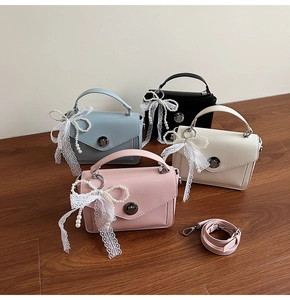 Sacs à main en cuir ciré en quatre couleurs avec nœuds en dentelle et breloques perles