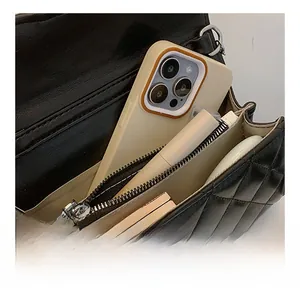 Vue intérieure du sac bandoulière matelassé montrant le rangement du smartphone
