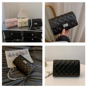 Détail de mini sacs matelassés avec d'élégantes bandoulières en perles et chaînes métalliques