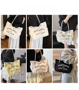 Collage de quatre sacs cabas vintage en toile avec imprimés de lettres et anses à carreaux