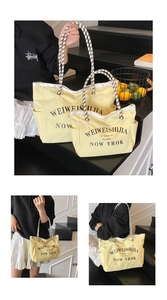 Détail du sac cabas en toile jaune avec sangle en damier et bordure blanche contrastée