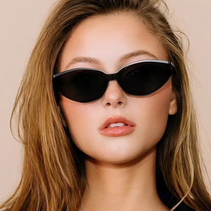 Fashionable Y2K black cat-eye sunglasses with large frame for stylish women in summer