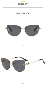 Détail de lunettes de soleil œil-de-chat sans monture avec branches chaîne dorée