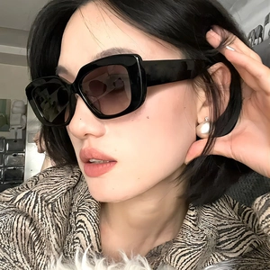 Fashionable black square sunglasses for women with wide temples for sun protection