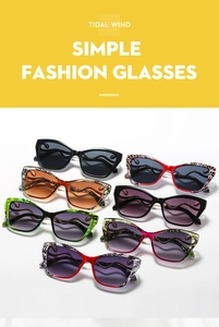Détail de lunettes de soleil œil-de-chat tendance avec branches en forme de serpent variées