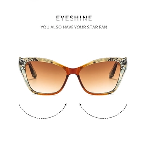 Détail de lunettes de soleil œil de chat avec monture léopard et verres dégradés bruns