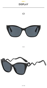 Vues détaillées de lunettes de soleil œil-de-chat noires avec branches en forme de serpent