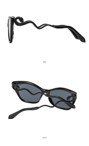 Détail de lunettes de soleil œil-de-chat avec branches serpent noir et yeux rouges
