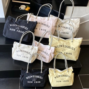 Grand sac cabas en toile avec imprimé lettres et anses en corde tressée en quatre coloris