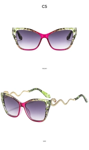 Détail de lunettes de soleil œil-de-chat avec verres dégradés violets et branches serpent