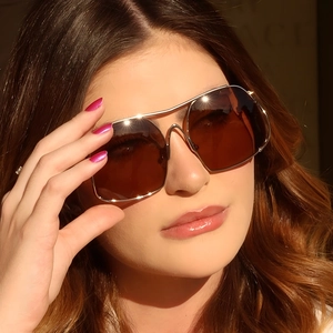 Fashionable oversized aviator sunglasses with gold metal frame and brown lenses for men and women