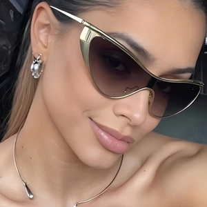 Fashionable oversized metal cat eye sunglasses with gradient brown lenses for women