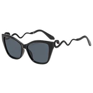 Lunettes de soleil œil de chat à monture noire et branches serpent texturées avec détails rouges