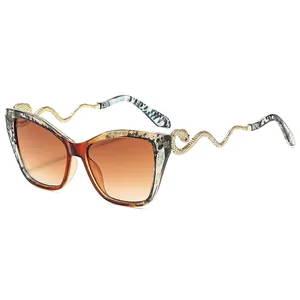 Lunettes de soleil cat eye avec monture dégradée marron et branches en métal doré serpent