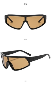 Vues de face et de profil de grandes lunettes de soleil de sport noires avec verres ambrés