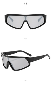 Vues de face et de côté de lunettes de soleil de sport noires avec verres argentés