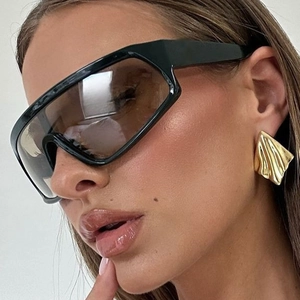 Lunettes de soleil de sport oversize à monture noire et verres marron pour femme chic