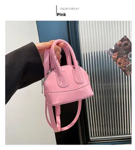Vue détaillée du mini sac en cuir verni rose avec finition brillante et fine bandoulière