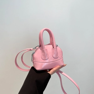 Mini sac bandoulière rose en cuir verni avec finition brillante et poignée supérieure