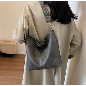 Détail du grand sac cabas gris foncé avec bandoulière tissée ethnique et boucles dorées