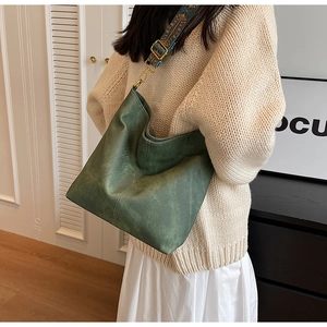Détail du cabas vert vintage avec large bandoulière jacquard au style ethnique