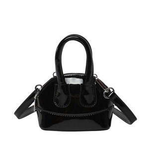 Mini sac coquillage en cuir verni noir brillant avec bandoulière et détails argentés