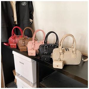 Cinq sacs Boston de différentes couleurs avec texture tissée et porte-monnaie assortis
