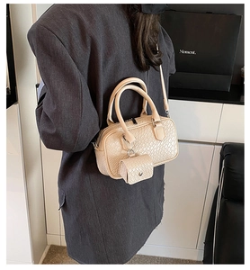 Détail du sac à main beige gaufré crocodile avec un petit porte-monnaie assorti