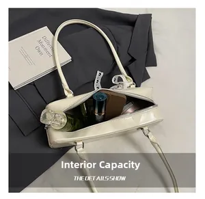 Capacité interne du sac baguette beige minimaliste montrant les essentiels quotidiens
