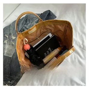 Interno spazioso della borsa tote in carta marrone con tablet, ombrello e tasca interna