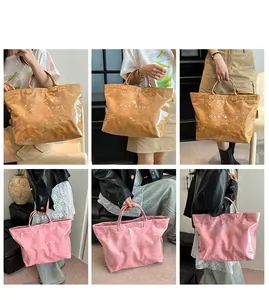 Collage di grandi borse tote in PVC con scritta TOTE BAG che mostra texture e vestibilità