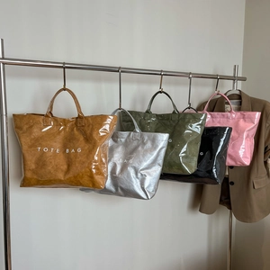 Cinque diversi colori di borse tote in carta Tyvek stropicciata con logo stampato