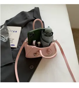 Interno spazioso di una borsa in pelle rosa con spazio per cellulare e ombrello pieghevole