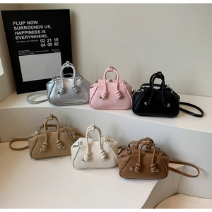 Mini borse in pelle in sei colori con manici a nodo e perline di metallo color argento