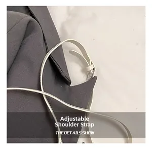 Détail de la bandoulière réglable en cuir blanc avec boucle argentée et surpiqûres