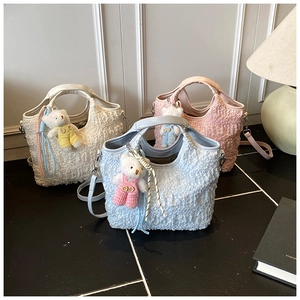 Détails de sacs seaux froncés en bleu et rose avec charmant petit ours suspendu