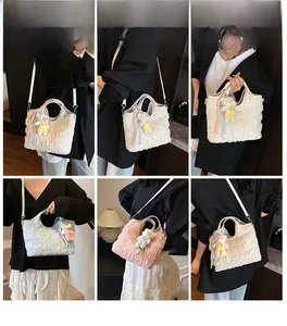 Détail du sac seau plissé en blanc, bleu et rose avec un charmant pendentif en forme d'ours
