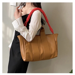 Borsa tote in pelle marrone con tracolla decorativa in corda intrecciata rossa