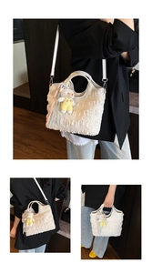 Détail du sac plissé blanc avec charm ours en peluche et texture en tissu gaufré