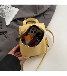 Vista dall'alto della mini borsa gialla a grana litchi con spazio per cellulare