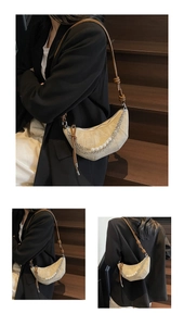 Dettaglio borsa beige a mezzaluna con trama morbida, catene di perle e tracolla con nodo