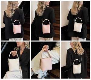 Mini crossbodytas in roze en wit met stijlvolle metalen ketting en handvat voor dames