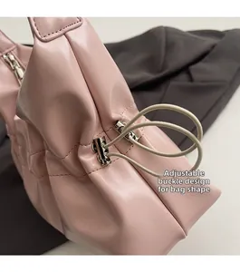Détail du sac cabas en cuir rose avec cordon de serrage argenté et fermeture éclair
