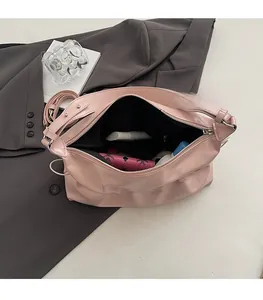 Vue de dessus montrant l'intérieur spacieux de ce sac seau hobo plissé rose