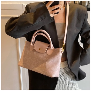 Selfie allo specchio con borsa tote in tela rosa chiaro e pelle con fibbia oro