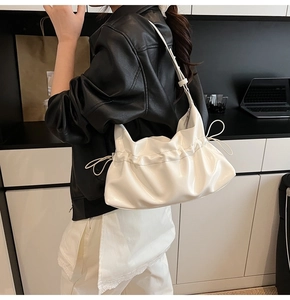 Détail du sac nuage blanc montrant la texture en cuir souple et le cordon de serrage