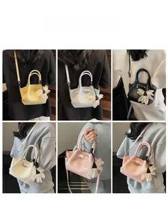 Collage de sacs seaux tissés en cinq couleurs avec breloques fleurs et bandoulières amovibles