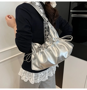 Détail du sac nuage argenté métallisé avec plis à cordon et bandoulière en dentelle